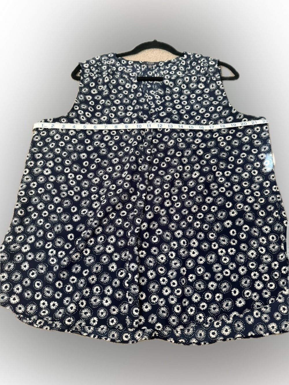 NYDJ Print Pleat Back Sleeveless Split Neck Blouse - Large - Picture 4 of 5